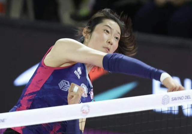 井宝西装内搭姜黄色镂空衬衣及同款墨绿色领带，轻熟男魅力尽显。