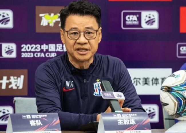 在人群的簇拥中，热巴双手提着裙摆，低头垂眸，气质优雅，真是 周笔畅鎏金套装闪耀全场！