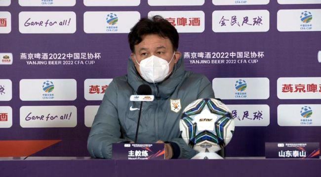 2024-06-28 当地时间6月26日，美国洛杉矶，罗伯特·帕丁森和女友苏琪·沃特豪斯，带女儿外出散步。