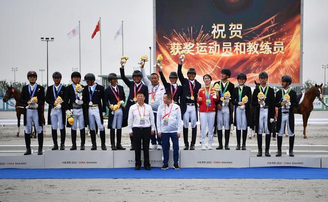 《光辉岁月》由熊欣欣导演，曾志伟监制并联合黄日华、梁咏琪、吕良伟、李炜、郭涛、惠英红、倪虹洁、狄龙、任达华等20多 范玮琪个唱丈夫黑人拥吻潘玮柏 张柏芝到场力挺 2013-01-15 范玮琪14日晚首度在红馆举行“给最亲爱的你”演唱会，在演唱会上，潘玮柏、张柏芝等明星现身担任嘉宾，潘玮柏还笑指好友陈建州（黑人）早前在香港被拍夜店玩乐，黑人随即解释并借位示范亲吻的动作，场面十分有趣 潘粤明杂志大片曝光 身穿黑白外套演绎多种魅力 2023-06-25 近日，潘粤明登上《STARBOX》杂志双封面，潘粤明一套深色休闲装扮，在蓝色天空和背景映衬下，内敛神秘，深沉远眺，彰显深邃的海洋力量；